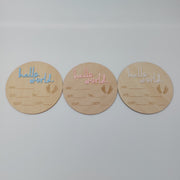 Houten mijlpaalkaart 'Hello World' kleur - Studio Blooming